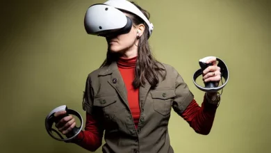 فتاة ترتدي نظارات واقع افتراضي