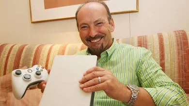 شخص يحمل اكسبوكس