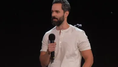 صورة دوركمان و هو يتكلم على منصة